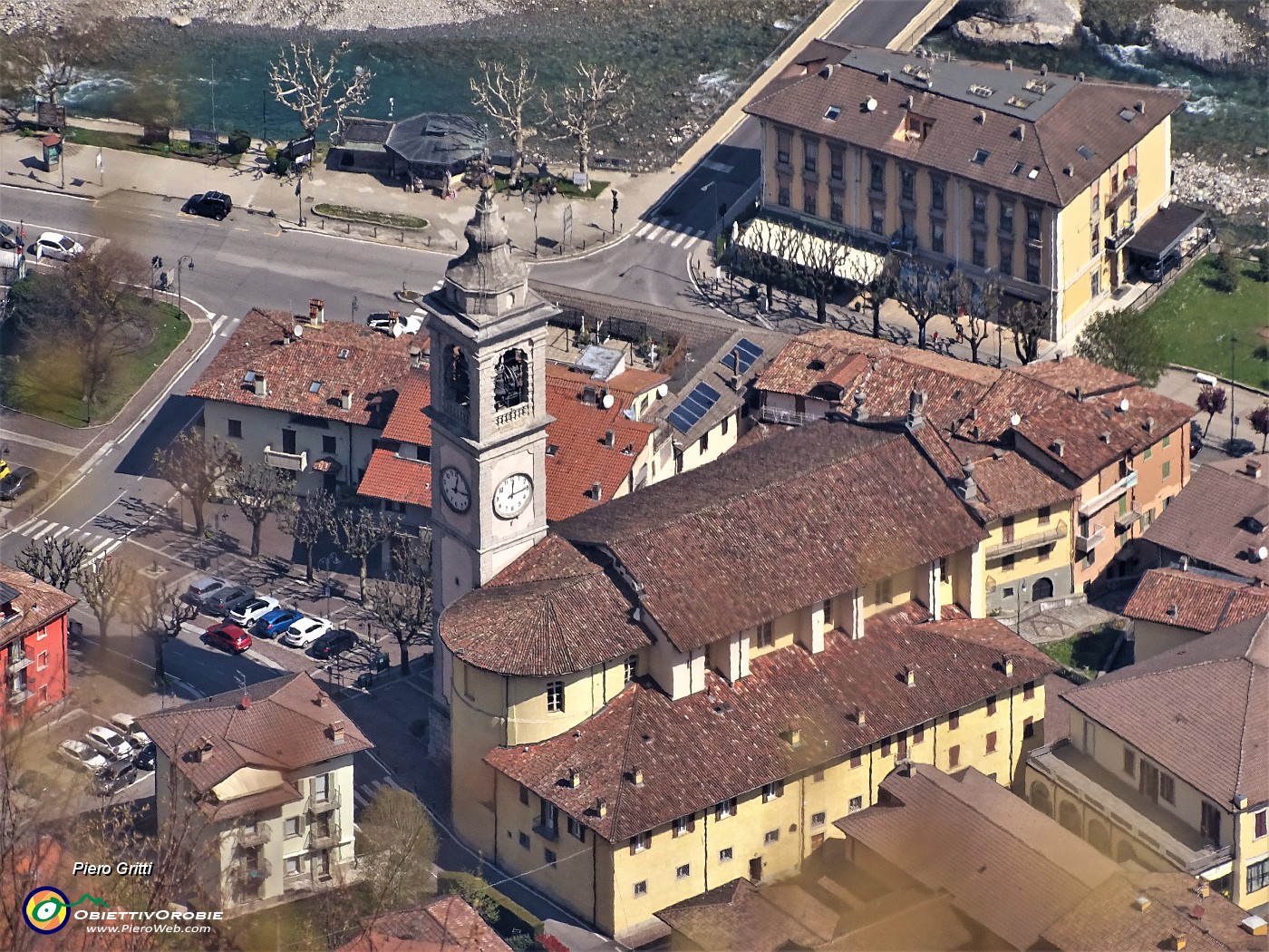 70 Maxi zoom sulla chiesa di San Pellegrino Terme.JPG